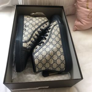 Authentic Men’s Gucci shoes! Excellent condition.